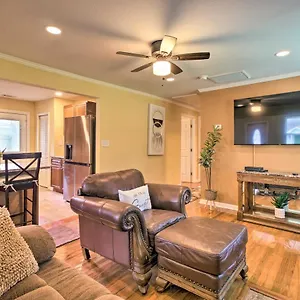 Holiday home Updated Hideaway With Luxury Backyard!, Savannah